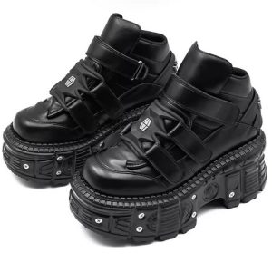 chaussures noires pour femme style gothique ou punk avec semelles compensées